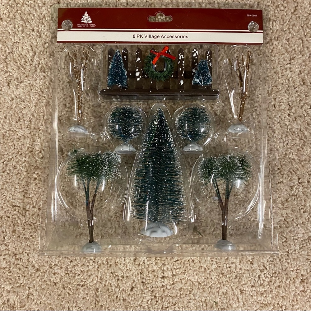 8 pack Christmas Village Accessories